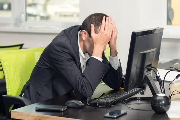 Trött Man Täckte Sitt Ansikte Medan Sitter Ett Kontor Arbetsplatsen — Stockfoto