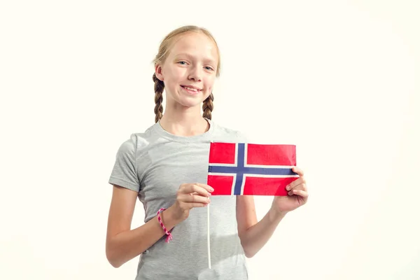 Retrato Uma Adolescente Com Bandeira Noruega Fundo Claro Escandinavos — Fotografia de Stock