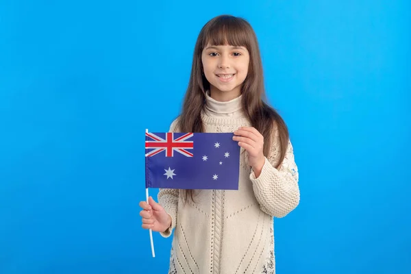 Niña Con Bandera Australia Sobre Fondo Azul — Foto de Stock