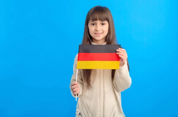 Niña Con Bandera Alemania Las Manos Sobre Fondo Azul Aprender — Foto de Stock