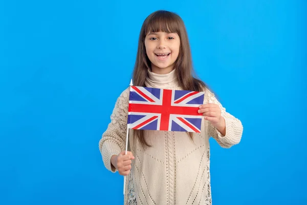 Μικρό Κορίτσι Σημαία Του Ηνωμένου Βασιλείου Μπλε Φόντο Μάθετε Αγγλικά — Φωτογραφία Αρχείου