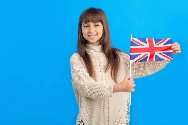 Niña Con Bandera Del Reino Unido Sobre Fondo Azul Aprende — Foto de Stock