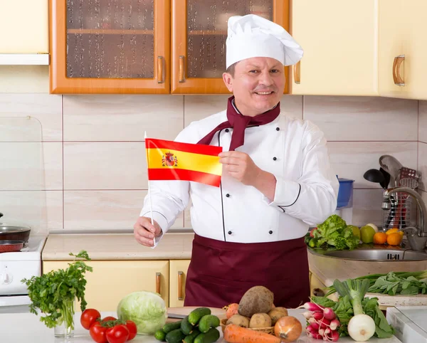 Cozinheiro Macho Maduro Com Bandeira Espanha Uma Cozinha Cozinhar Legumes — Fotografia de Stock