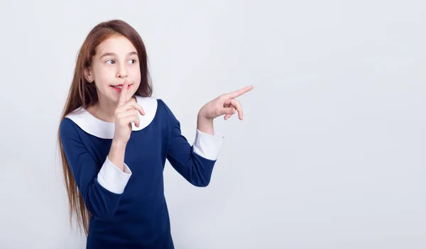 Meisje Met Lang Rood Haar Vertoont Hush Schoolmeisje Wijzen Fluisteren — Stockfoto