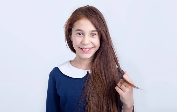 Retrato Uma Menina Feliz Fundo Claro Estudante Vestido Azul — Fotografia de Stock