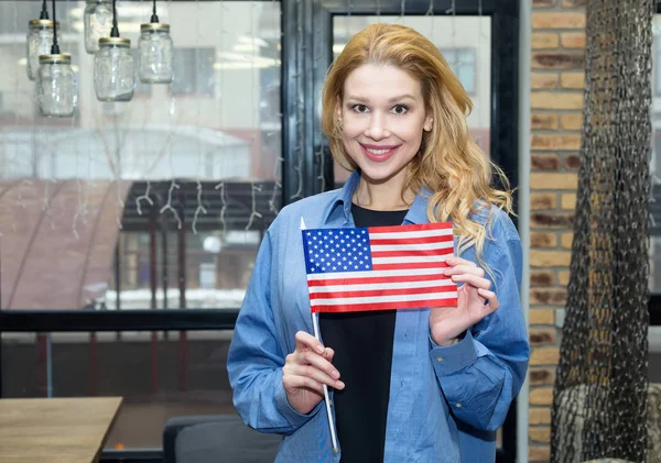 Žena Blond Vlajkou Spojených Států Amerických Pozadí Společnosti Úřadu Americká — Stock fotografie