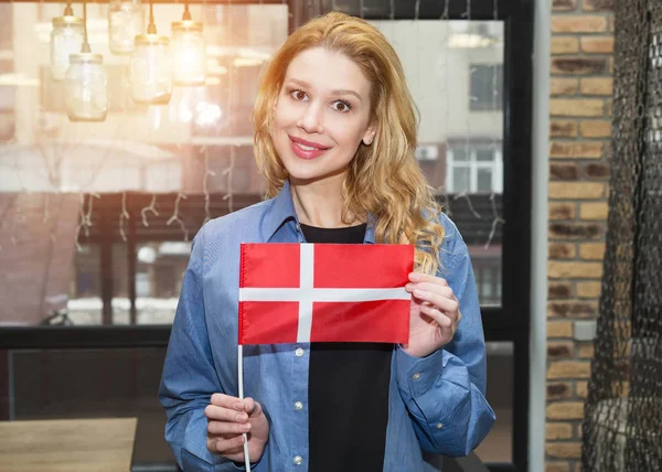 Mujer Rubia Joven Con Bandera Dinamarca Fondo Oficina Empresa Estudiar — Foto de Stock