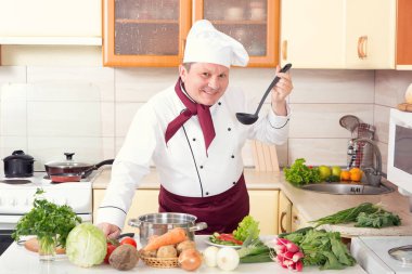 Olgun erkek aşçı taze sebze diyet yemek hazırlar. Şef Mutfak bitmiş yemeğin tadı.