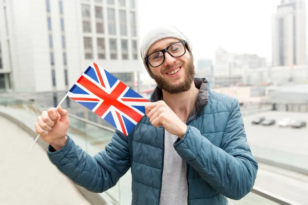 Wesoły Człowiek Okularach Flagi Wielkiej Brytanii Tle Miasta Podróże Nauka — Zdjęcie stockowe