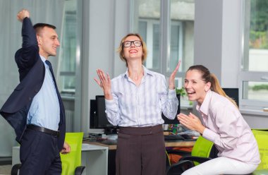 Bir grup iş adamları mutluyuz. Kazananlar. Takımı iş şampiyonu. Harika haberlerimiz var, proje başarı. İyi haber.