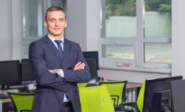 Ofiste bir iş adamı portresi. İşyeri yakınındaki Yöneticisi.