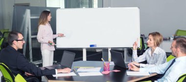 Ofiste dört kişilik grup proje görüşüyorlar. Beyin fırtınası. Ekip Tartışması. Sunum için tahta üzerinde boş alan. İnsanlar iş grubu - kavram.