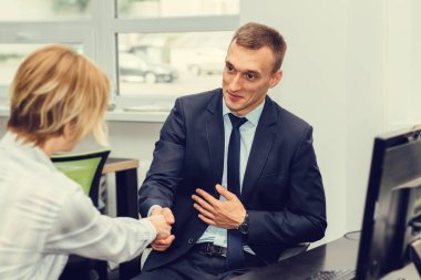 İş toplantısı, el sıkışma. İş görüşmesi. Çalışan ile sohbet.