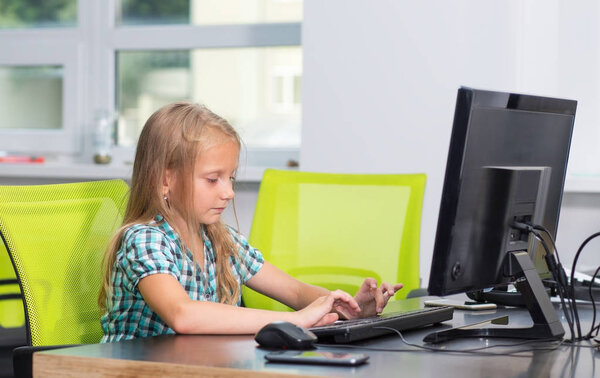 Маленькая девочка 7 лет работает за компьютером. Онлайн-образование. Компьютерные курсы для детей
.