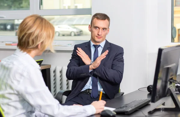 Hayır, ben aynı fikirde değilim. Jest değil. İş adamı kesinlikle reddediyor, çapraz kollarını onun önünde gösterir. Mülakat, müzakereleri. Ofiste bir psikolog ile istişare.