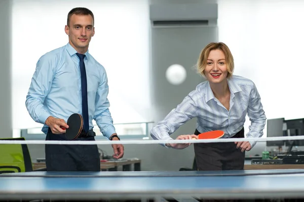 Birlikte iş erkek ve kadın Masa Tenisi oynuyorlar. Takımda oynamak. Ofis oyunları sırasında bir çalışma ara.