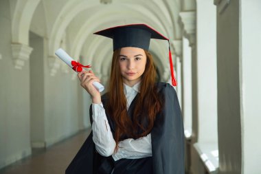 Mutlu kadın onun mezuniyet günü Üniversitesi. Eğitim ve insanlar.