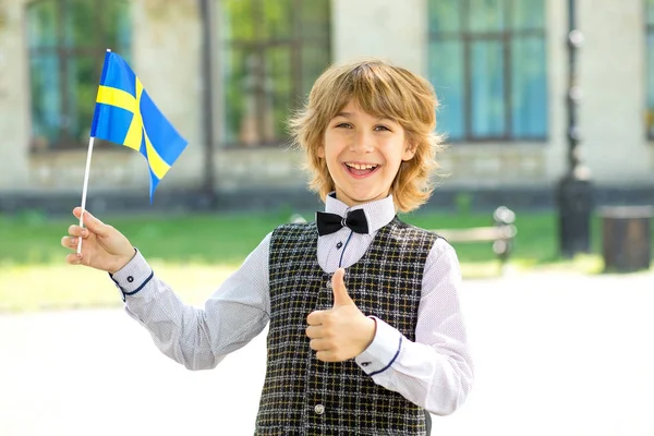 Niño Feliz Colegial Con Bandera Suecia Las Manos Muestra Los — Foto de Stock