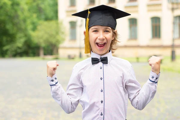 Menino Feliz Graduado Levantou Mãos Para Alegria Dia Formatura Escola — Fotografia de Stock