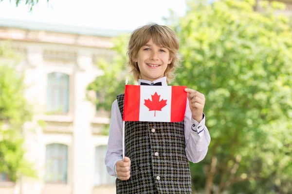 Niño Colegial Con Bandera Canadá Educación Una Escuela Junior Canadá —  Fotos de Stock