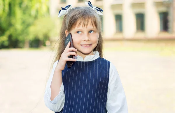 Ring Dina Föräldrar Flicka Skolflicka Talar Mobiltelefon Framför Skola — Stockfoto