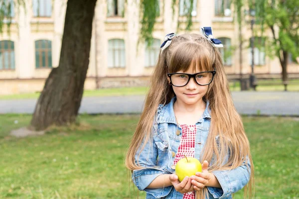 Fille Intelligente Avec Des Lunettes Avec Une Pomme Dans Les — Photo