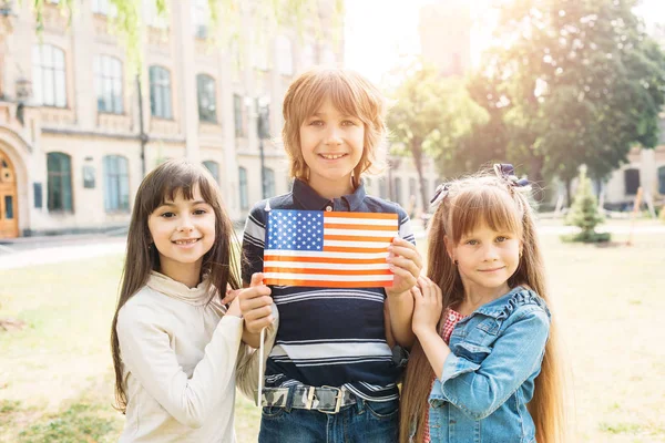 Мало Патріотів Один Хлопчик Дві Дівчинки Школярів Прапором Сполучених Штатів — стокове фото