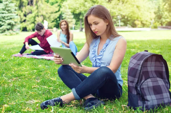 Livet Som Student Ung Kvinnlig Student Läser Din Digitala Tablett — Stockfoto