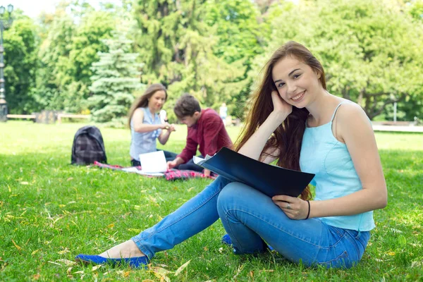 Ung Kvinna Student Läsa Läroböcker Vardagliga Livet Som Student — Stockfoto