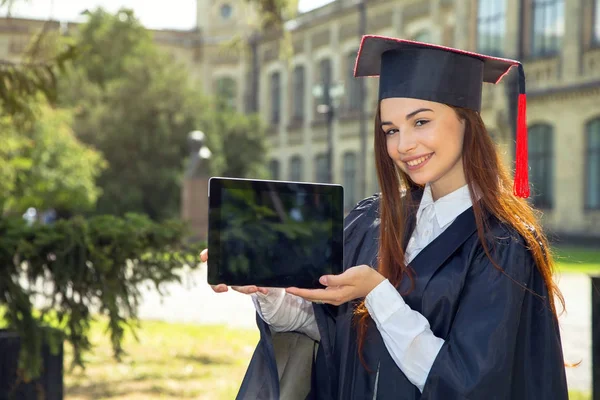 Uma Mulher Dia Formatura Use Tablet Universidade Educação Tecnologia Digital — Fotografia de Stock