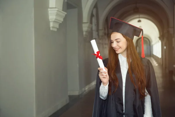 Boldog Fiatal Neki Érettségi Napján Egyetemen Oktatás Emberek — Stock Fotó