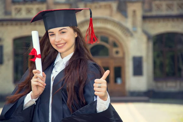 Feliz Graduado Mulher Estudante Vestido Solteiro Com Diploma Mostrando Polegares — Fotografia de Stock