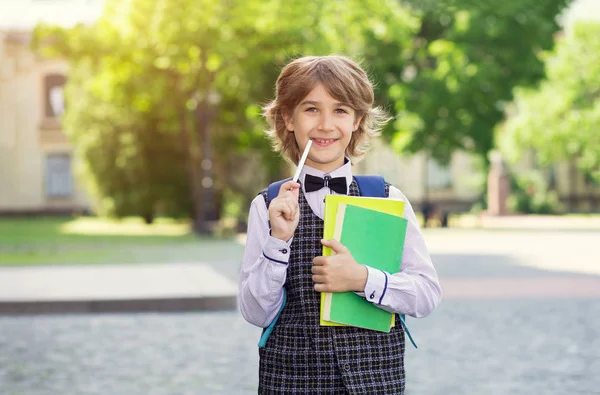 Retrato Menino Escola Com Caderno Livros Contra Fundo Faculdade — Fotografia de Stock