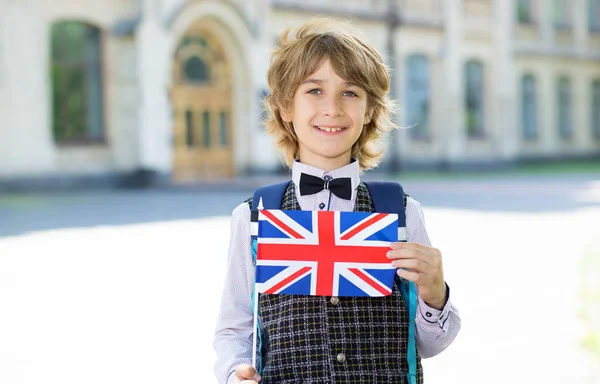 Dzieci Wieku Szkolnym Chłopiec Flagą Wielkiej Brytanii Tle College Edukacja — Zdjęcie stockowe