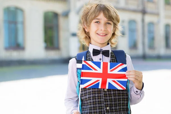 Portret Uczniak Przy Użyciu Flagi Wielkiej Brytanii Tle College Edukacja — Zdjęcie stockowe