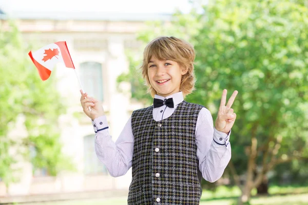 Colegiales Niño Ondeando Bandera Canadá Contra Fondo Universidad Educación Canadá —  Fotos de Stock