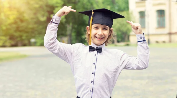 Boldog Fiú Mutatja Magát Egy Diplomás Érettségi Nap Vakáció Kezdete — Stock Fotó