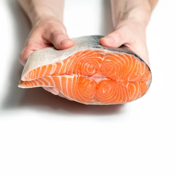 Close Grande Pedaço Peixe Salmão Mãos Masculinas Peixe Fresco Antes — Fotografia de Stock