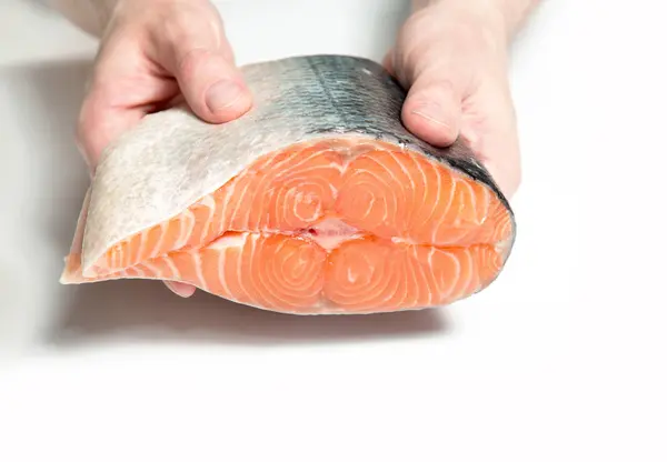 Zbliżenie Duży Kawałek Łososia Ryb Męskie Ręce Świeże Ryby Przed — Zdjęcie stockowe