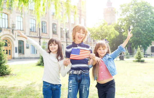 Хлопчик Школярів Дві Дівчини Прапором Сполучених Штатів Америки Своїх Руках — стокове фото