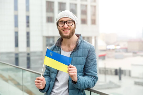 Молодий Чоловік Окуляри Прапором України Фон Сіті — стокове фото