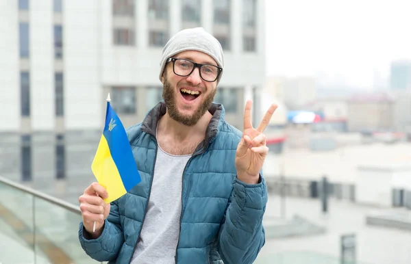 Homme Heureux Dans Des Lunettes Avec Drapeau Ukraine Montre Les — Photo