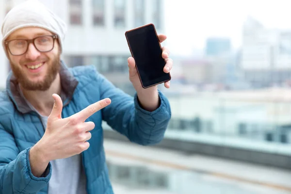 Homem Barbudo Mostrando Tela Smartphone Branco Apontando Para Ele Enquanto — Fotografia de Stock