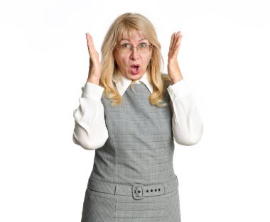 Sürpriz Olgun kadın hafif bir arka plan üzerinde duran onun ellerini kaldırdı. Duygu sürpriz.