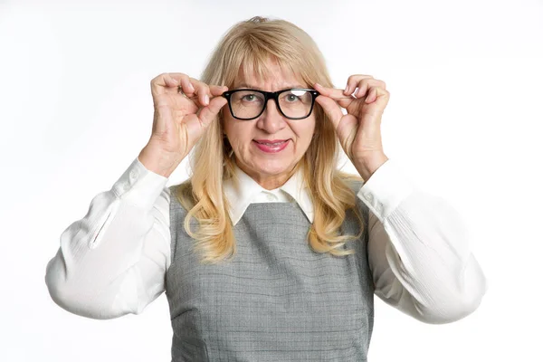 Porträtt Mogen Kvinna Med Glasögon Ljus Bakgrund Leende Positiva Känslor — Stockfoto