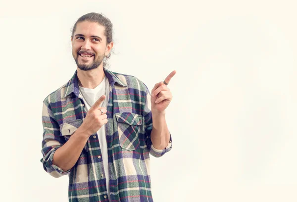 Αμερικανός Άνδρας Latino Επισημάνω Μακριά Και Χαμογελώντας Ενώ Στέκεται Ενάντια — Φωτογραφία Αρχείου