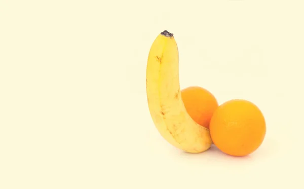 Uma Banana Duas Frutas Cor Laranja Isoladas Sobre Fundo Branco — Fotografia de Stock