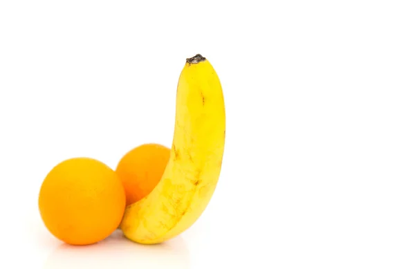 白い背景に1つのバナナと2つのオレンジ色の Fruts が分離されました コンセプト 男性の効能 — ストック写真