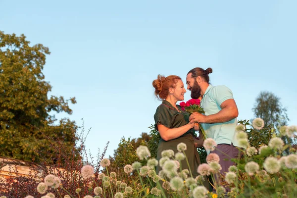 Glückliches Verliebtes Paar Mittleren Alters Vor Dem Hintergrund Des Sonnenuntergangs — Stockfoto