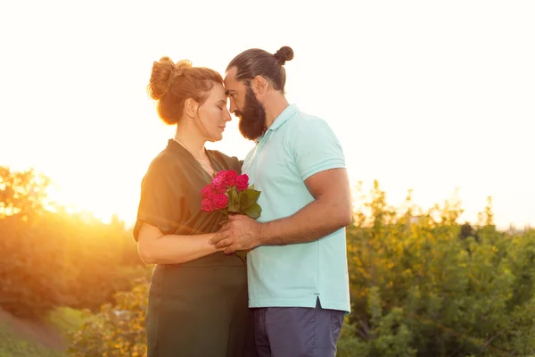 Happy Middle Aged Couple Love Sunset Background Woman Bouquet Roses — Stock Photo, Image